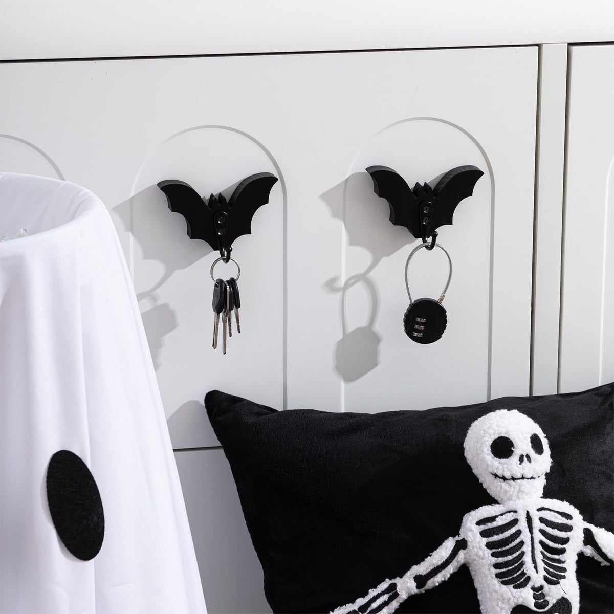 Thyle 4 Pcs Black Bat Wall Key Holder Gothic Wooden Key Hooks for Wall Mount Cute Home Decor for Keys Coats Towels Bags Spooky Decor for Bathroom, Kitchen, Living Room, Bedroom