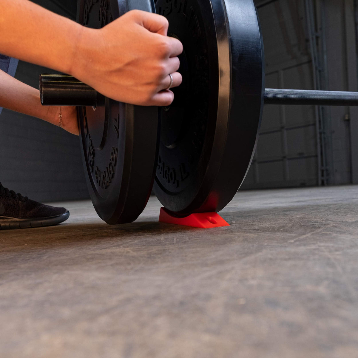 Body Solid Tools Weight Plate Dead Wedge - Portable Deadlift Barbell Wedge for Home Gym - Suitable for Floor Starting Lifts and Barbells Weight Plates Loading unloading